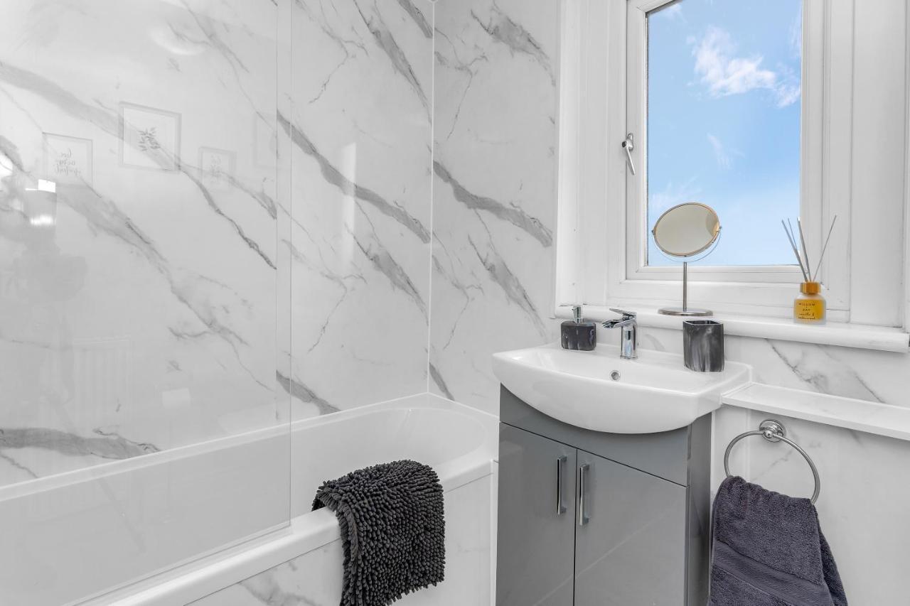 Modern & Spacious 2 Bedroom House - Free Parking - Front & Back Garden - Private Main Door Entrance Edinburgh Dış mekan fotoğraf
