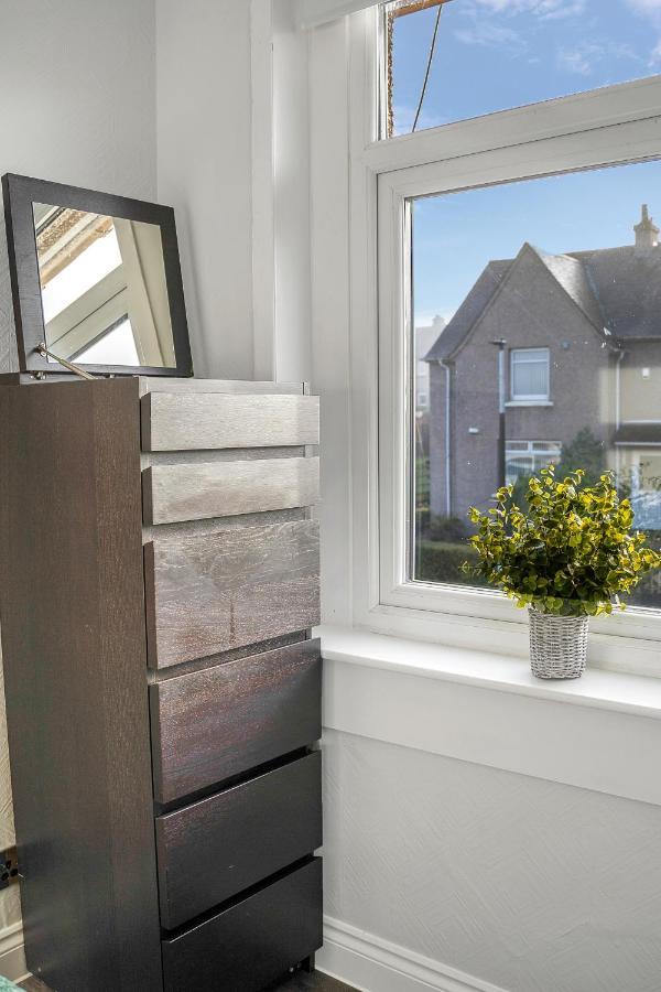 Modern & Spacious 2 Bedroom House - Free Parking - Front & Back Garden - Private Main Door Entrance Edinburgh Dış mekan fotoğraf