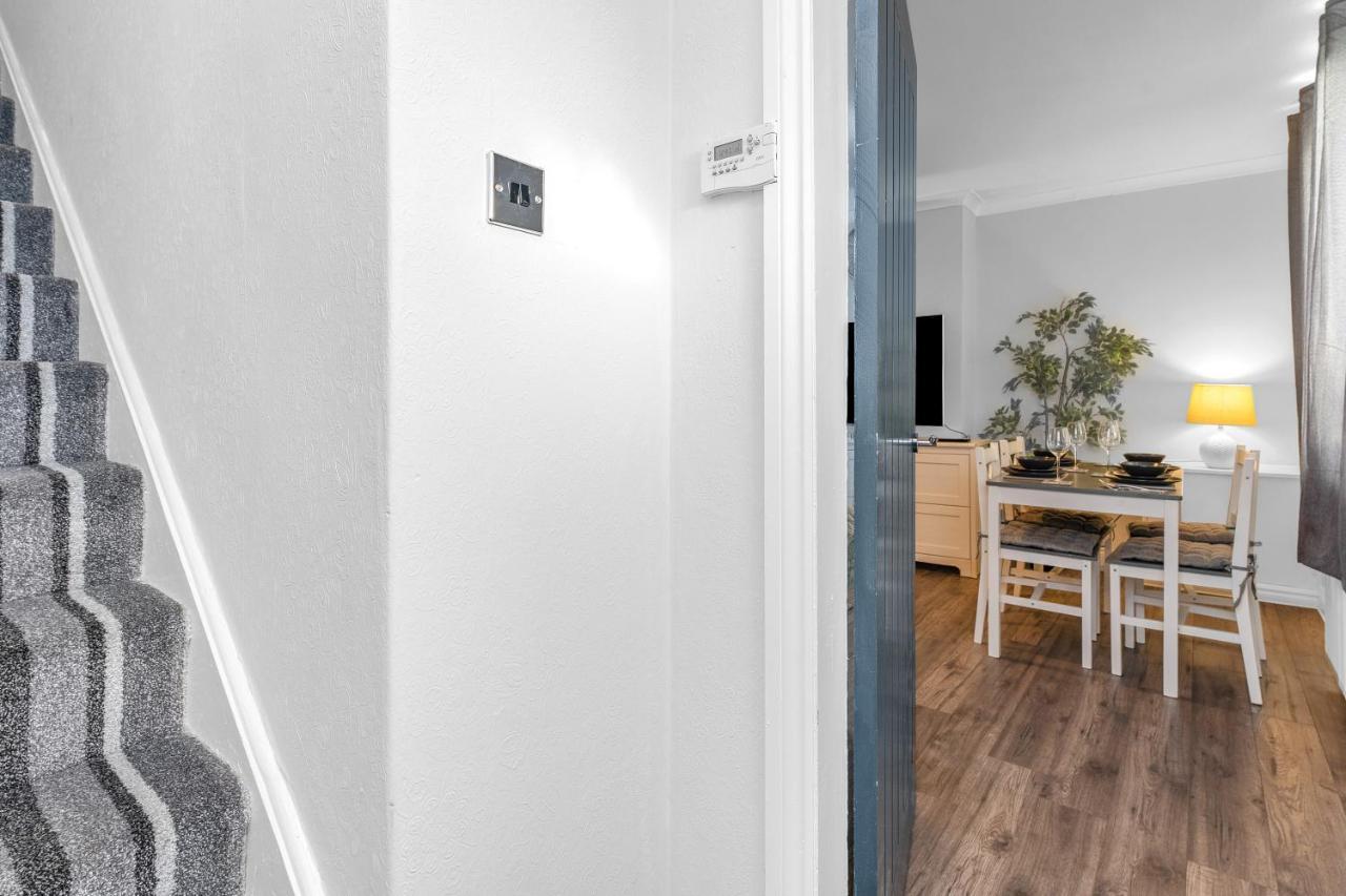 Modern & Spacious 2 Bedroom House - Free Parking - Front & Back Garden - Private Main Door Entrance Edinburgh Dış mekan fotoğraf