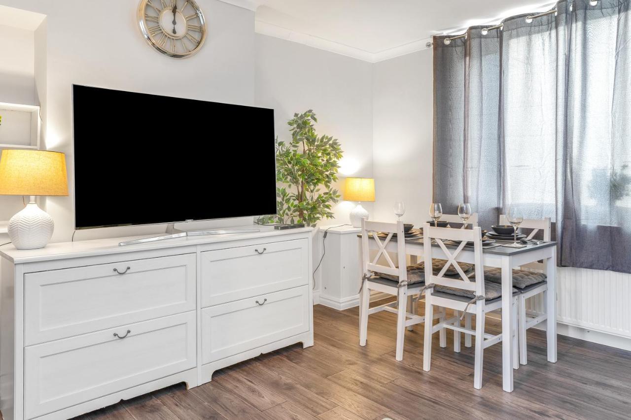 Modern & Spacious 2 Bedroom House - Free Parking - Front & Back Garden - Private Main Door Entrance Edinburgh Dış mekan fotoğraf