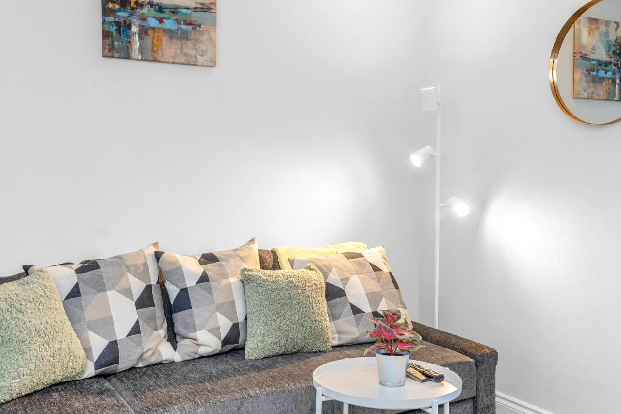 Modern & Spacious 2 Bedroom House - Free Parking - Front & Back Garden - Private Main Door Entrance Edinburgh Dış mekan fotoğraf